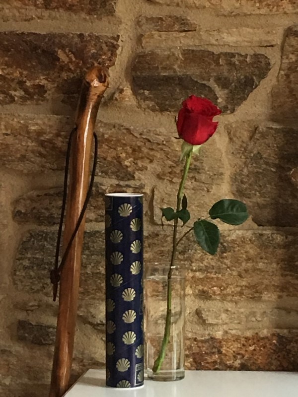 Pilgerurkunde mit Stock und Rose Pilgerurkunde mit Stock und Rose