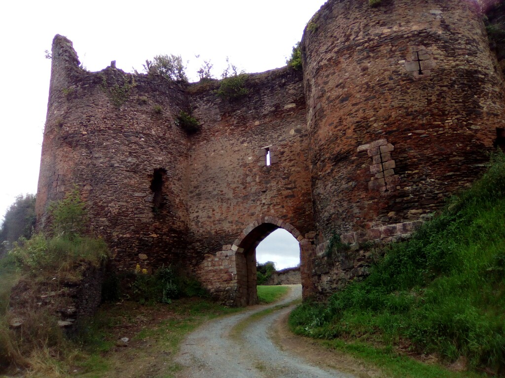Burgruine von Cluis Dessous Burgruine von Cluis Dessous