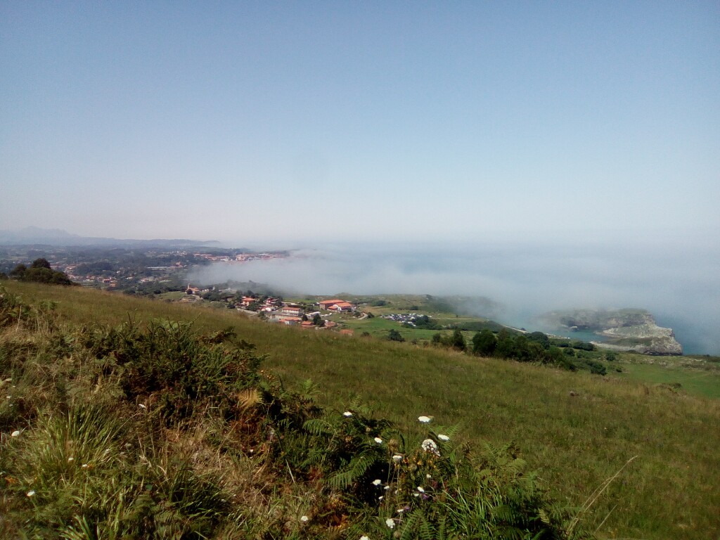 Biskaya und Llanes im Küstennebel
