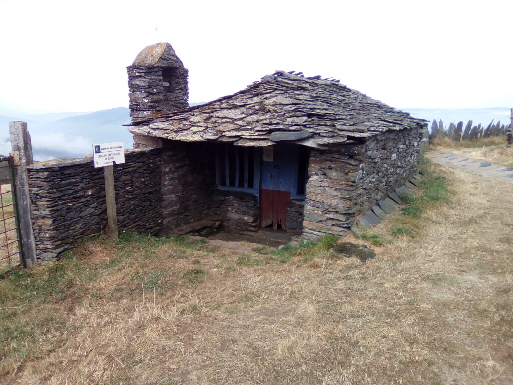 Kapelle der heiligen Barbara ganz aus Schiefen Kapelle der heiligen Barbara ganz aus Schiefen