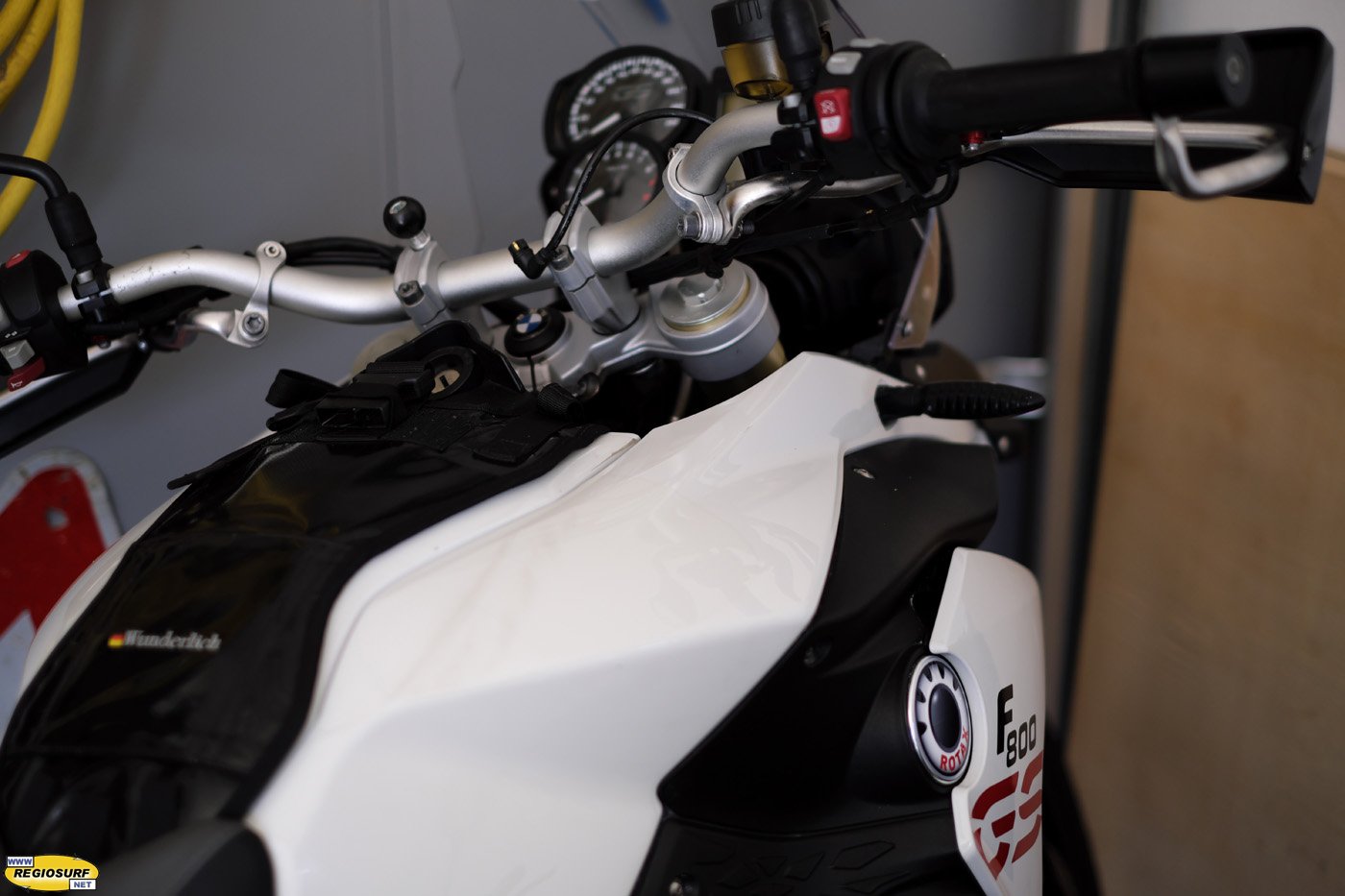 Porträts von Motorrad Fahrern Garagen Motorrädern